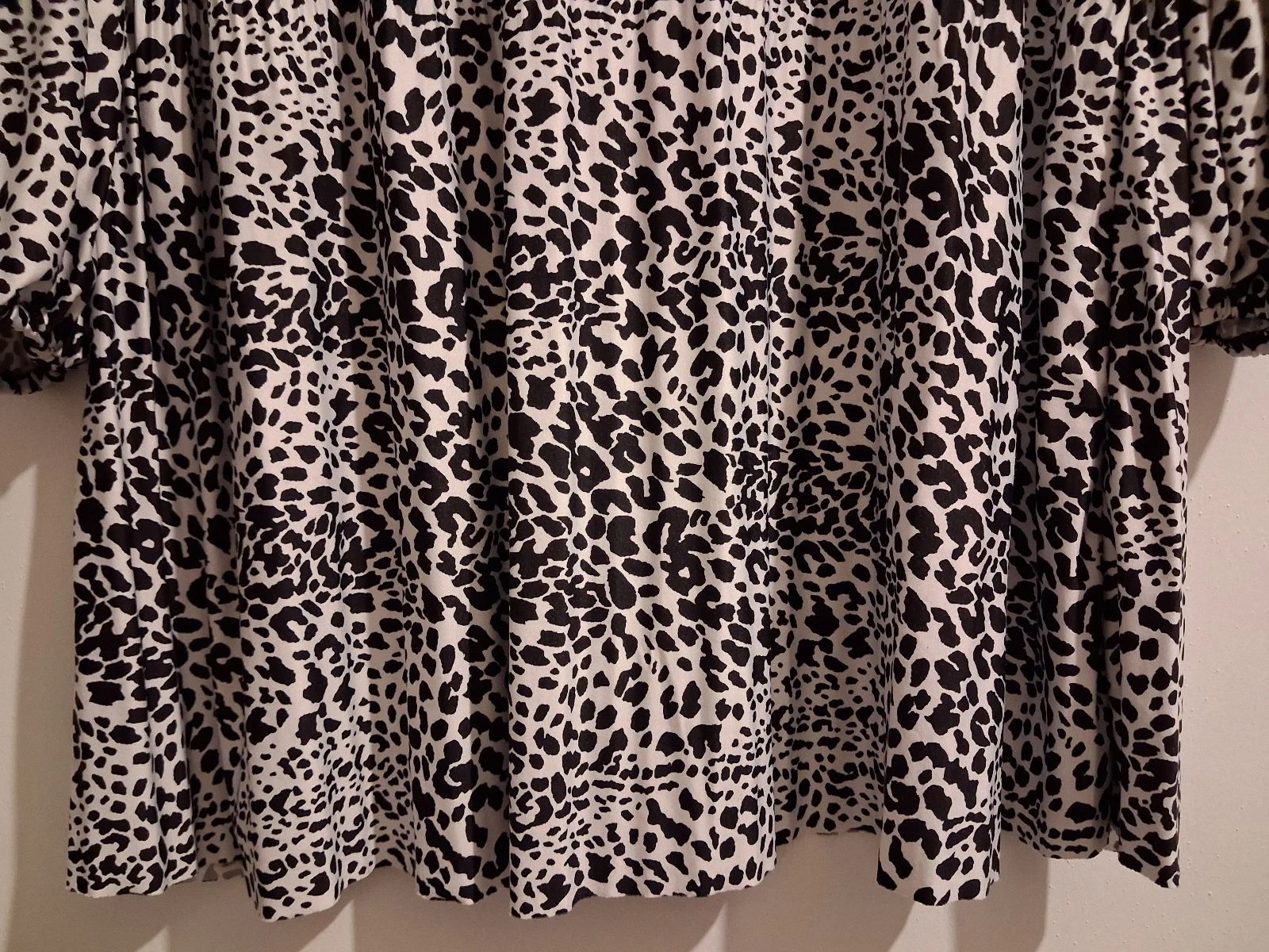 Vestido plissado Stradivarius com estampa de oncinha – photo 4